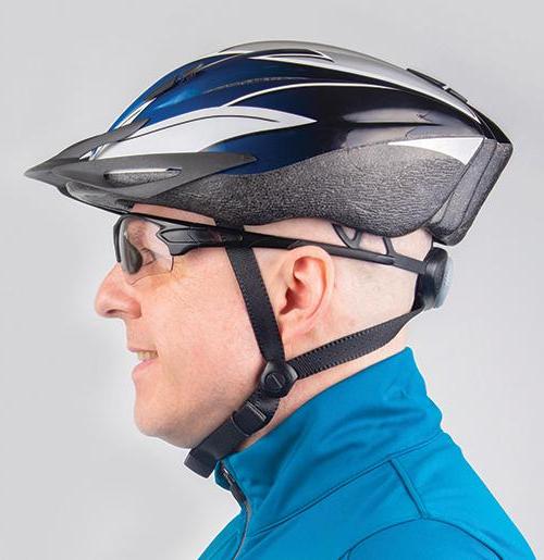 Foto de vista lateral de un hombre con casco de bicicleta que muestra un ajuste perfecto.