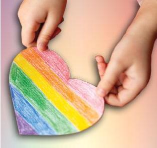 孩子的手捧着彩虹的心